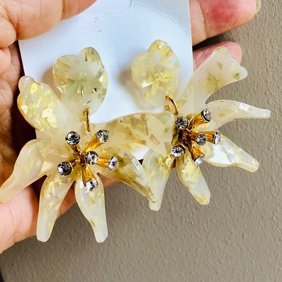 White/Gold accents Lily Resin Earring - Picture 4 of 7